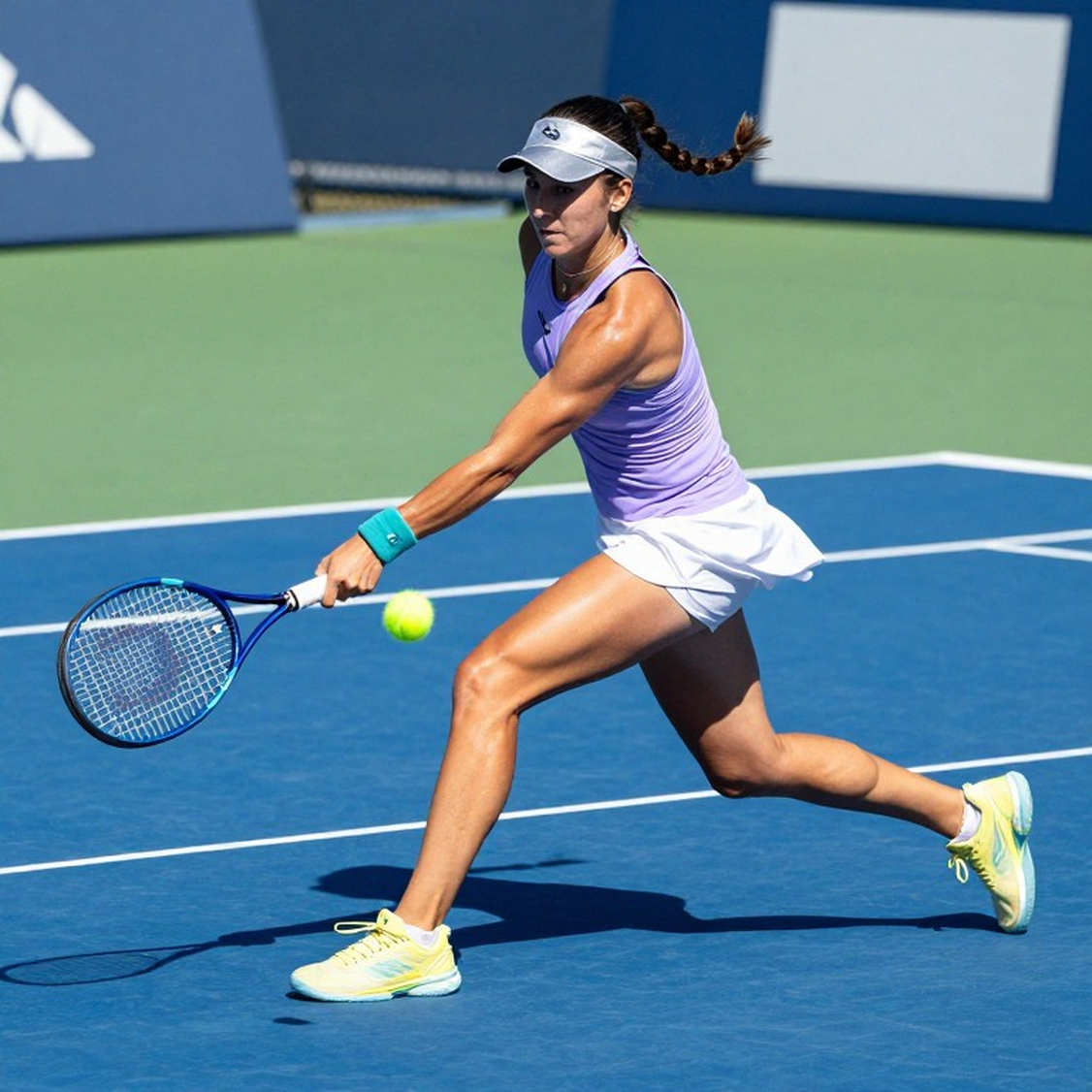 Zheng Qinwen vượt Bouzkova trong trận ba set thứ ba liên tiếp tại China Open: cú giao bóng gánh trận, phần còn lại là dấu hỏi