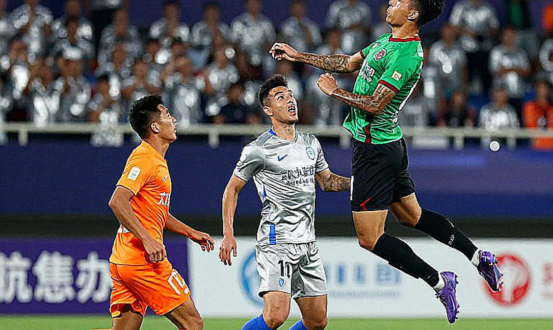 Cú đấm không thẻ và tấm thẻ đỏ bị hạ cấp: VAR V.League tự làm khó mình ở Chi Lăng